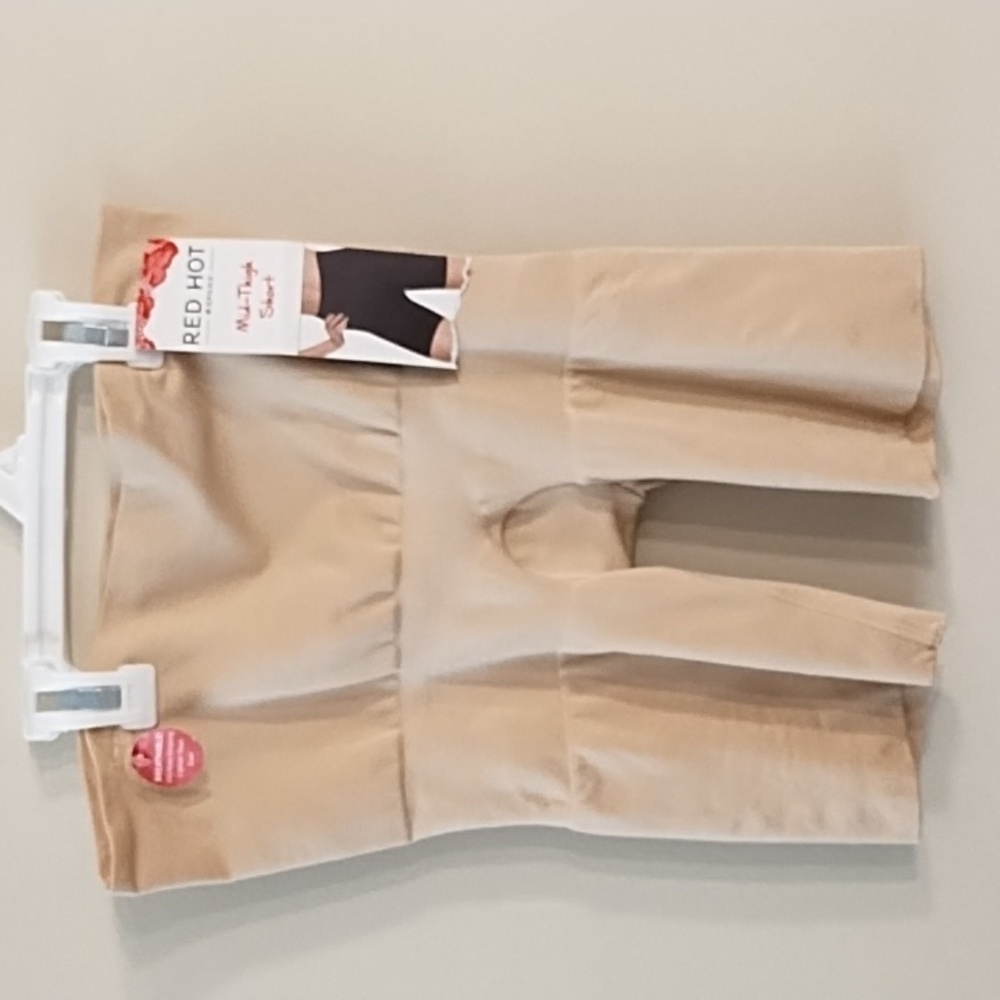 RED HOT SPANX Mid-Thigh Short Large